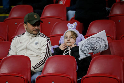 Vlaggetje in de hand en de oren warm. Niks meer aan doen. © De Brouwer