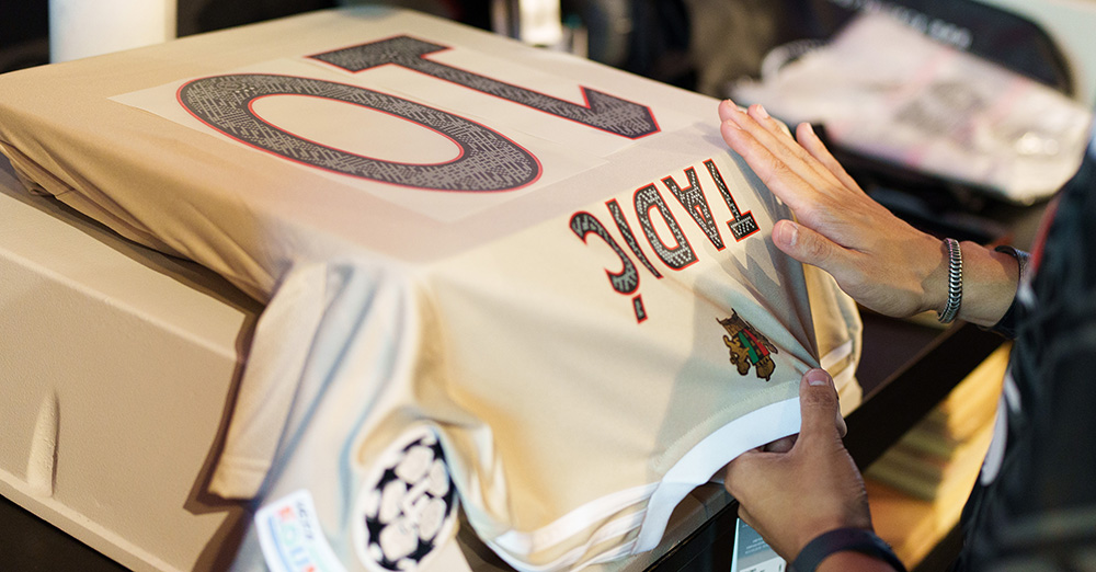 Verklaring diefstal Baron Bedrukking Europese shirt Ajax wéér aangepast wegens Uefa-regels