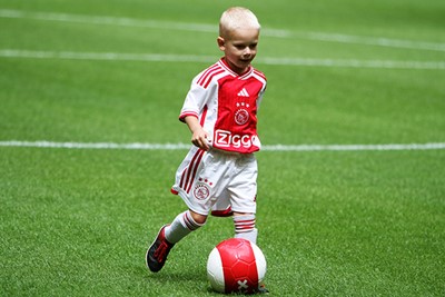 Kleine helden in veel te grote shirtjes en broekjes. © SV Ajax