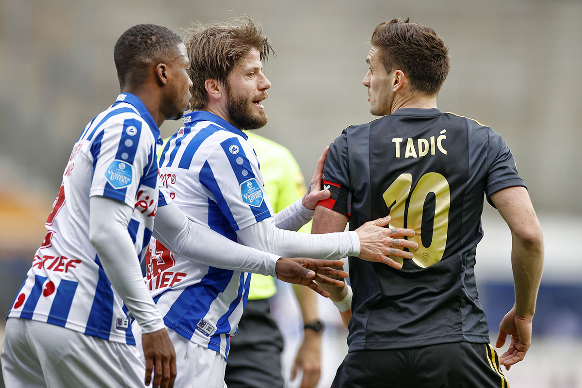 Vredesduif Schöne vermaakt zich prima in ons fotoverslag van Heerenveen - Ajax