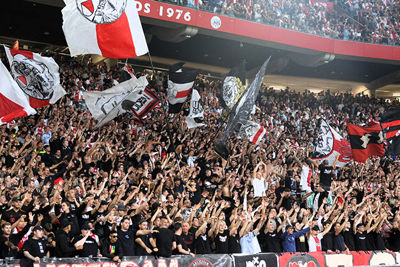 Veel vlagvertoon op Zuid. © SV Ajax