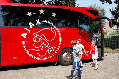 Gaaf! De spelersbus van Ajax is er ook! © De Brouwer