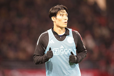 Tomiyasu zit voor het eerst bij de selectie, maar valt niet in. © De Brouwer