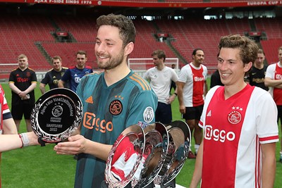 Ook het winnende Ajax Life-team doet ‘pak schaal’. © De Brouwer
