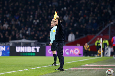 Hij probeert zijn mannen uit alle macht aan te sturen. © De Brouwer