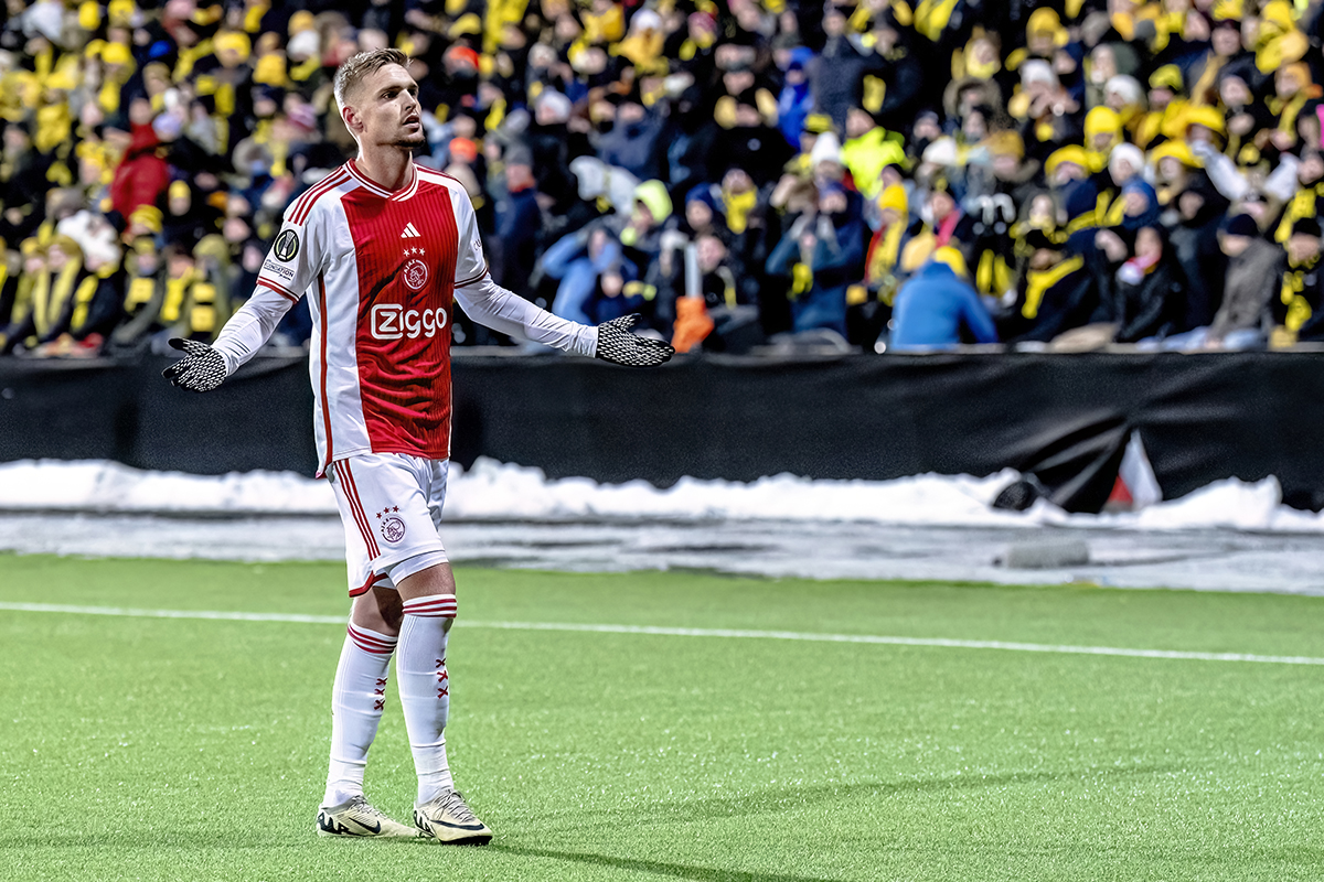 Veelbesproken Taylor schiet Ajax rondje verder en zichzelf naar wallpaper