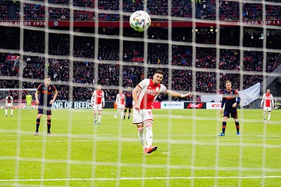 Tadic met de uitvoering van een schoolvoorbeeld van een penalty benutten. © Pro Shots