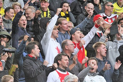 Ook elders op de tribune spotten we wit-rood-wit. © SV Ajax