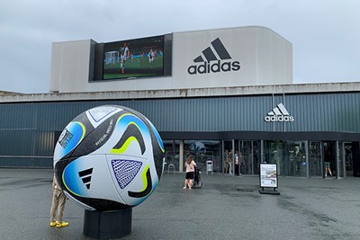 Een flinke outletstore voor de Adidasliefhebber. © Ajax Life