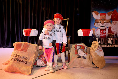 De combinatie Ajax en Sinterklaas werkt prima bij de dresscode. © De Brouwer