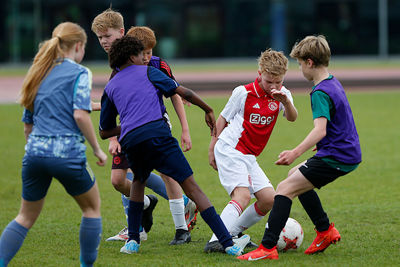 Onvervalst kluitjesvoetbal in Mokum. © De Brouwer