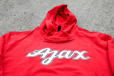 Voor liefhebbers van rood is er deze sweater. © Ajax Life