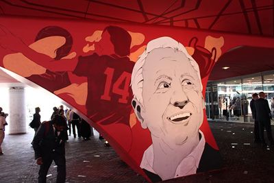 De naamgever van het stadion is vereeuwigd op het beton. © Ajax Life