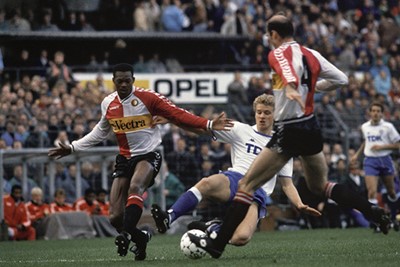 Bergkamp wint in 1988/1989 met 1-2 in De Kuip. © AFC Ajax