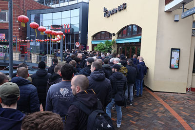 Kaartjes veiligstellen bij het omwisselpunt in het centrum. © De Brouwer