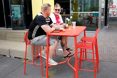 Lekkerrr, terrasje pakken in je Ajaxshirt! © De Brouwer
