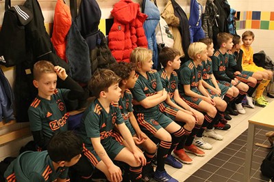 In de kleedkamer is het nog lekker warm. © Ajax Kids Club