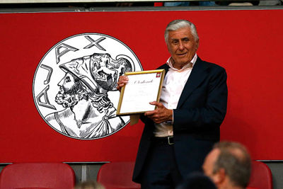 Supporter scanderen zijn naam. Dat vinden we mooi. © De Brouwer