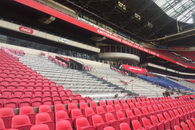 Blauwe en grijze stoeltjes worden weggehaald. © Ajax Life