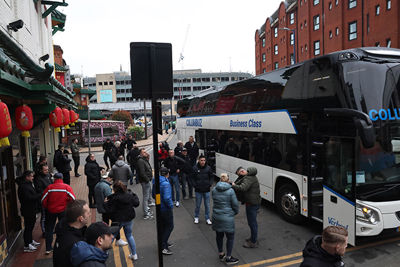 Bus, vliegtuig, auto of boot. Ajacieden waren er weer bij. © De Brouwer