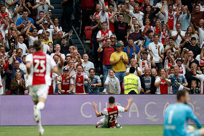 Dat viert hij met een onvervalste knieschuiver. © De Brouwer