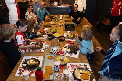 Lucky zette ondertussen het avondeten klaar. © Pro Shots