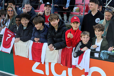 En nog meer shirtjes om te signeren! © SV Ajax