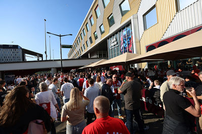 Zon, bier, je maten en Ajax. Wat wil je nog meer? © De Brouwer