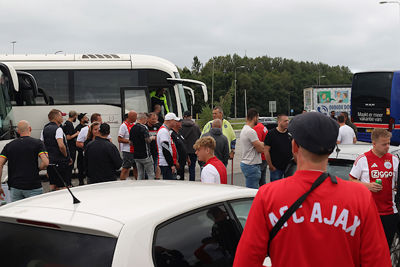 Verzamelen voor de eerste awayday van het seizoen. © De Brouwer
