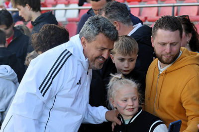 Hij gaat na de training met iedereen op de foto. © SV Ajax