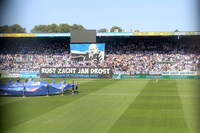 Bij de thuisploeg wordt de onlangs overleden clubfotograaf Jan Drost herdacht. © De Brouwer