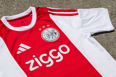 Geen rood-zwarte biezen, maar gewoon wit. © Ajax Life