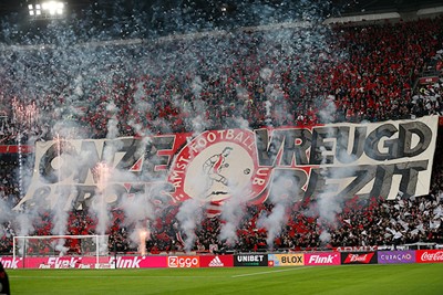 In vuur en vlam, voor Ajax Amsterdam. © De Brouwer