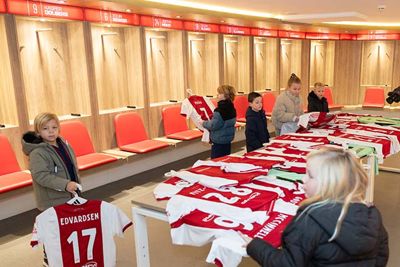 Tijd om te helpen met het klaarmaken van de kleedkamer. © Pro Shots