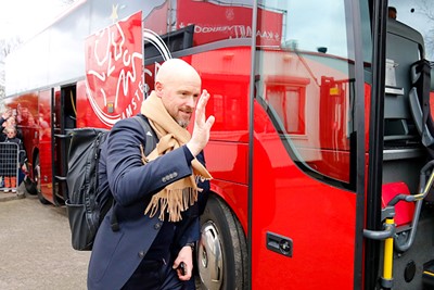 Na een training in Amsterdam koerst de bus richting Schiphol. © De Brouwer