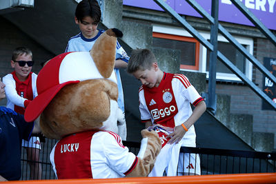 Hij scoort een handtekening van Lucky. © De Brouwer