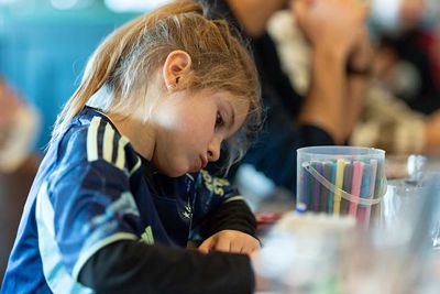 Zij maakt vast een mooie tekening voor Lucky. © Pro Shots