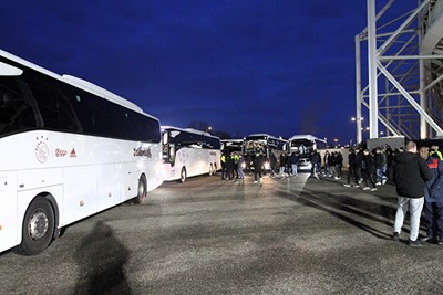 De bus in en met gierende banden naar huis. © SV Ajax