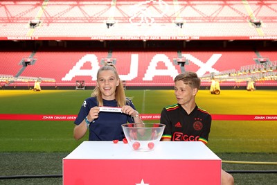 Yes! Ballenmeisje bij Ajax - Dortmund! © De Brouwer