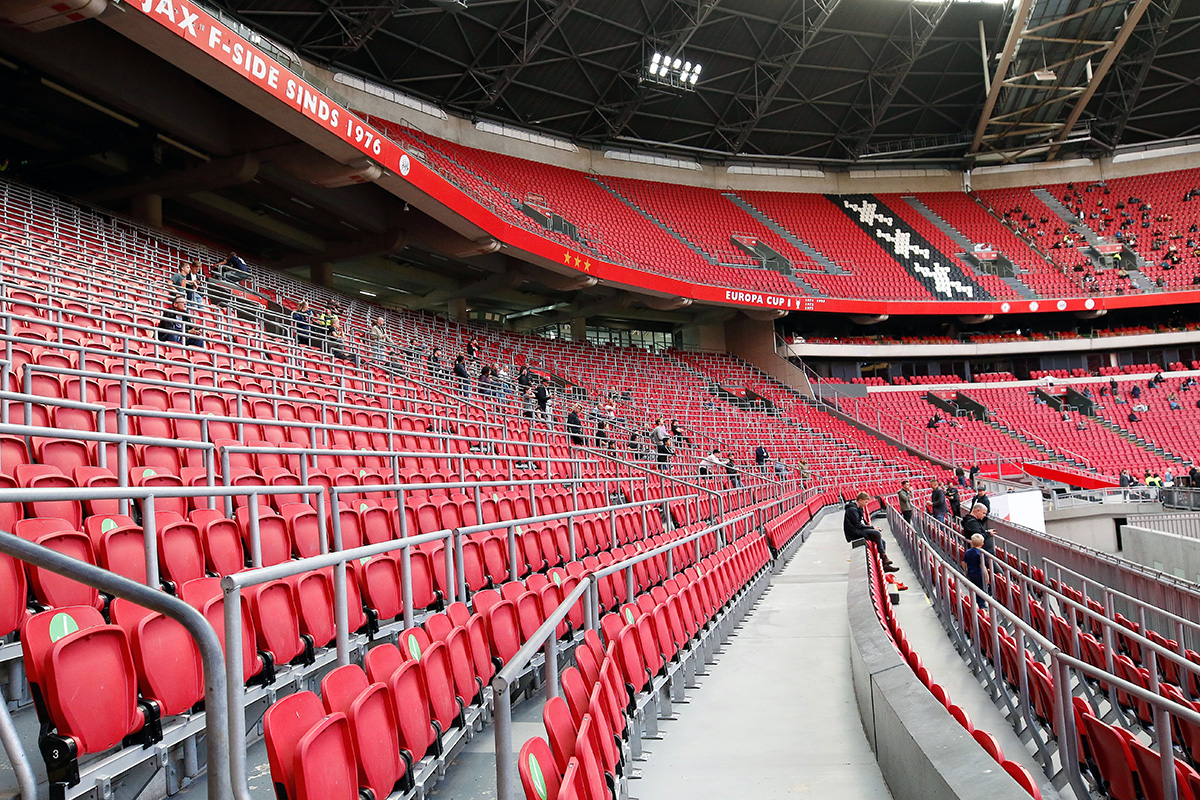 Dit trieste beeld zien we voorlopig bij alle thuiswedstrijden... © De Brouwer