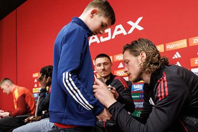 Natuurlijk is er ook volop tijd voor handtekeningen. © Pro Shots