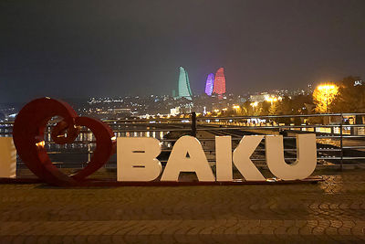 De avond valt over Bakoe. © De Brouwer