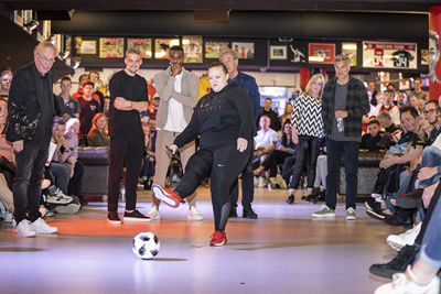 De teams krijgen versterking van iemand uit het publiek. © Pro Shots