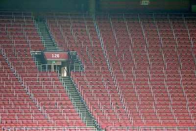Ook geen fluitconcert voor Ajax, want lege stoeltjes. © De Brouwer