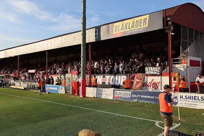 De Ajacieden zitten in de hoek van de Main Stand. © De Brouwer