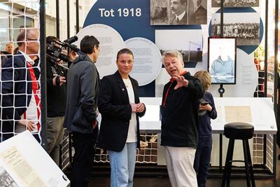 Ook Spitse laat zich rondleiden door de geschiedenis van haar club. © Pro Shots