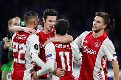 2016/17: De strepen verhuizen voor het eerst naar zijkant shirt. © AFC Ajax