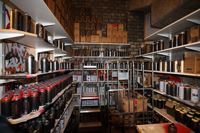 Of er genoeg spuitverf op voorraad is? Oh, jazeker. © De Brouwer