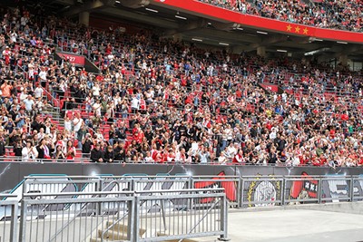 Veel jonge supporters zien hun helden van dichtbij. © SV Ajax