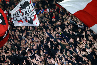 Het is niet alleen druk, het is ook sfeervol. Zeer sfeervol zelfs. Heerlijk bekeravondje! © De Brouwer